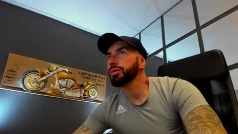 Snapshot of arongrant chatting on 23, 10, 2025 AronGrant online show from 23, 10, 2025