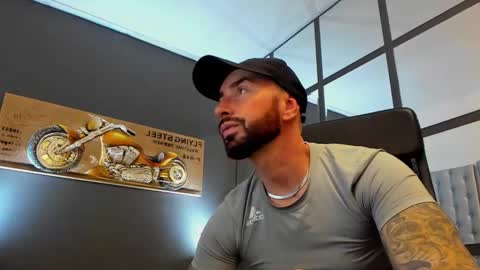 Snapshot of arongrant chatting on 24, 10, 2025 AronGrant online show from 24, 10, 2025