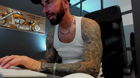 Snapshot of arongrant chatting on 28, 10, 2025 AronGrant online show from 28, 10, 2025