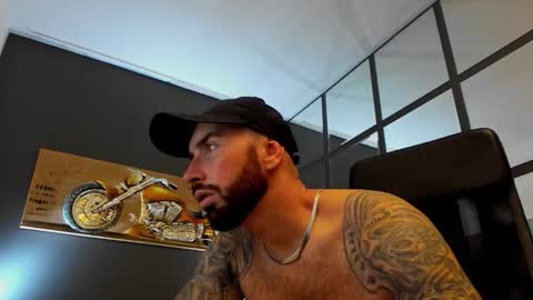 Snapshot of arongrant chatting on 31, 10, 2025 AronGrant online show from 31, 10, 2025