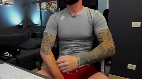 Snapshot of arongrant chatting on 1, 11, 2025 AronGrant online show from 1, 11, 2025