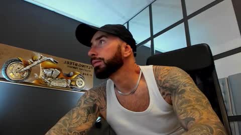 Snapshot of arongrant chatting on 2, 11, 2025 AronGrant online show from 2, 11, 2025