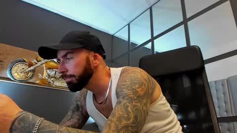 Snapshot of arongrant chatting on 4, 11, 2025 AronGrant online show from 4, 11, 2025