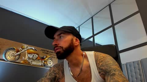 Snapshot of arongrant chatting on 5, 11, 2025 AronGrant online show from 5, 11, 2025