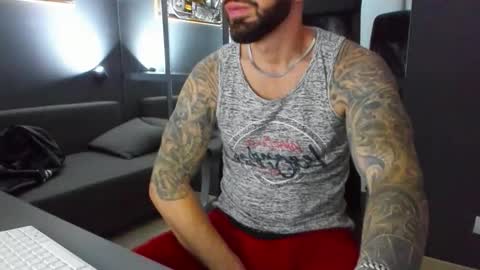 Snapshot of arongrant chatting on 7, 11, 2025 AronGrant online show from 7, 11, 2025