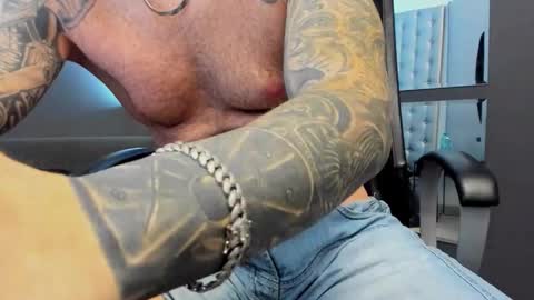 Snapshot of arongrant chatting on 9, 11, 2025 AronGrant online show from 9, 11, 2025