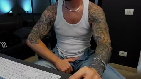 Snapshot of arongrant chatting on 10, 11, 2025 AronGrant online show from 10, 11, 2025