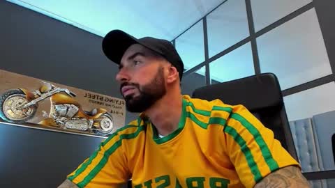 Snapshot of arongrant chatting on 12, 11, 2025 AronGrant online show from 12, 11, 2025