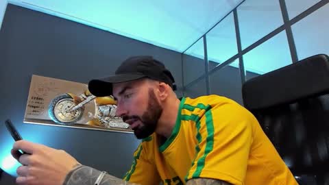 Snapshot of arongrant chatting on 13, 11, 2025 AronGrant online show from 13, 11, 2025