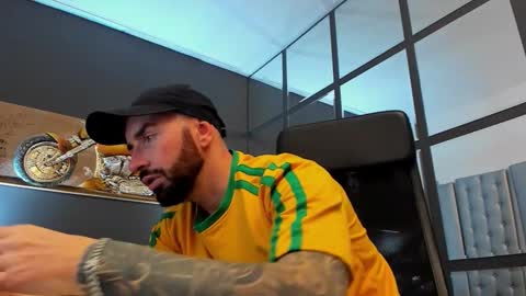 Snapshot of arongrant chatting on 15, 11, 2025 AronGrant online show from 15, 11, 2025