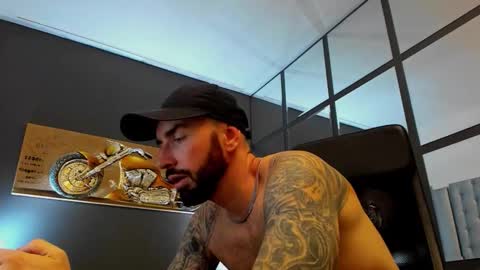 Snapshot of arongrant chatting on 18, 11, 2025 AronGrant online show from 18, 11, 2025