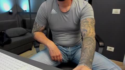 Snapshot of arongrant chatting on 19, 11, 2025 AronGrant online show from 19, 11, 2025