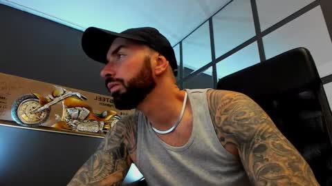 Snapshot of arongrant chatting on 20, 11, 2025 AronGrant online show from 20, 11, 2025