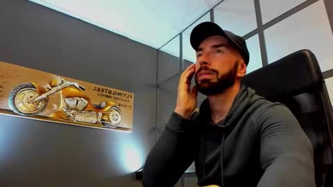 Snapshot of arongrant chatting on 24, 11, 2025 AronGrant online show from 24, 11, 2025