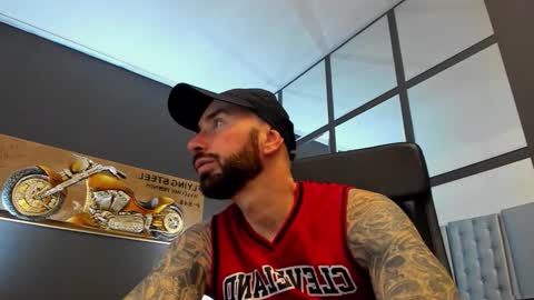 Snapshot of arongrant chatting on 25, 11, 2025 AronGrant online show from 25, 11, 2025