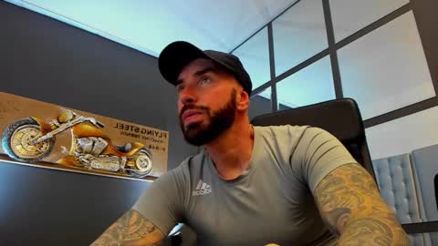 Snapshot of arongrant chatting on 30, 11, 2025 AronGrant online show from 30, 11, 2025