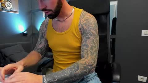 Snapshot of arongrant chatting on 1, 12, 2025 AronGrant online show from 1, 12, 2025