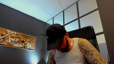 Snapshot of arongrant chatting on 4, 12, 2025 AronGrant online show from 4, 12, 2025