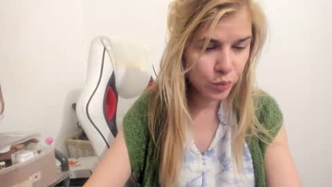 Snapshot of artsyandcraftsy_ chatting on 7, 10, 2025 MIA online show from 7, 10, 2025