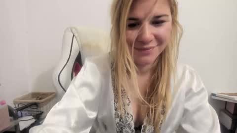 Snapshot of artsyandcraftsy_ chatting on 13, 10, 2025 MIA online show from 13, 10, 2025