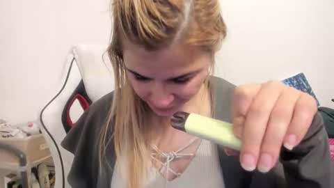 Snapshot of artsyandcraftsy_ chatting on 19, 10, 2025 MIA online show from 19, 10, 2025