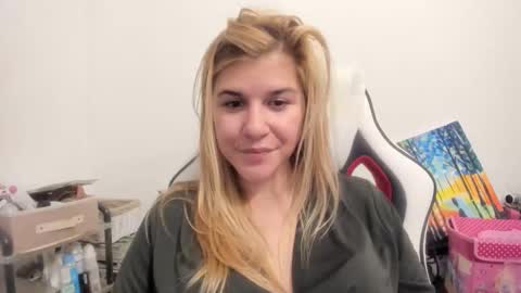 Snapshot of artsyandcraftsy_ chatting on 23, 10, 2025 MIA online show from 23, 10, 2025