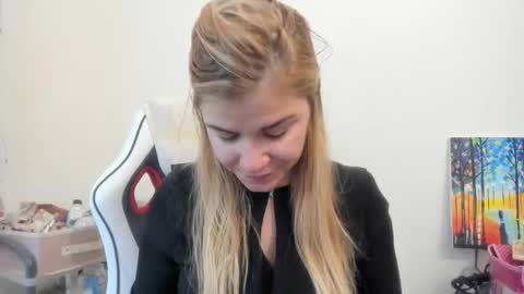 Snapshot of artsyandcraftsy_ chatting on 26, 10, 2025 MIA online show from 26, 10, 2025