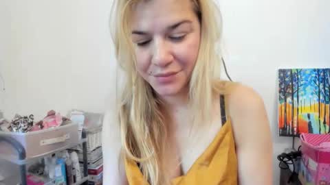 Snapshot of artsyandcraftsy_ chatting on 28, 10, 2025 MIA online show from 28, 10, 2025