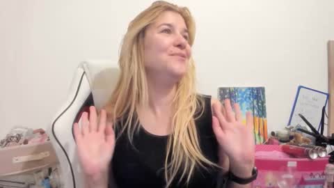 Snapshot of artsyandcraftsy_ chatting on 28, 10, 2025 MIA online show from 28, 10, 2025