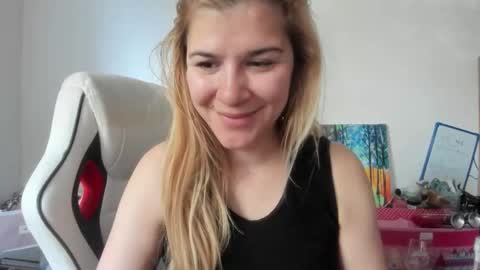 Snapshot of artsyandcraftsy_ chatting on 29, 10, 2025 MIA online show from 29, 10, 2025