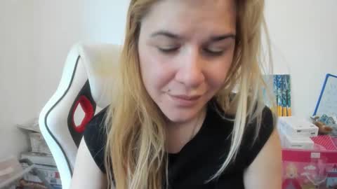 Snapshot of artsyandcraftsy_ chatting on 30, 10, 2025 MIA online show from 30, 10, 2025