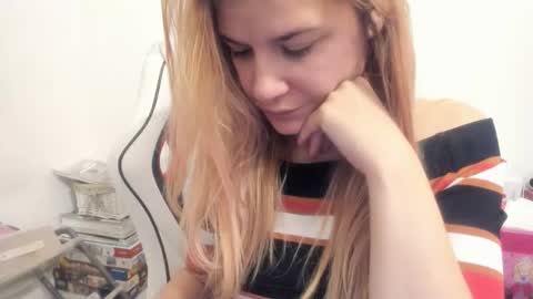 Snapshot of artsyandcraftsy_ chatting on 6, 11, 2025 MIA online show from 6, 11, 2025