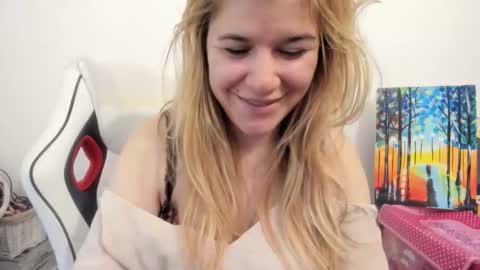 Snapshot of artsyandcraftsy_ chatting on 20, 11, 2025 MIA online show from 20, 11, 2025