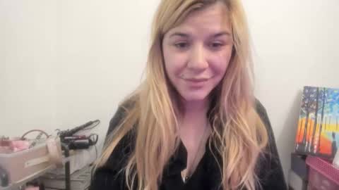 Snapshot of artsyandcraftsy_ chatting on 22, 11, 2025 MIA online show from 22, 11, 2025