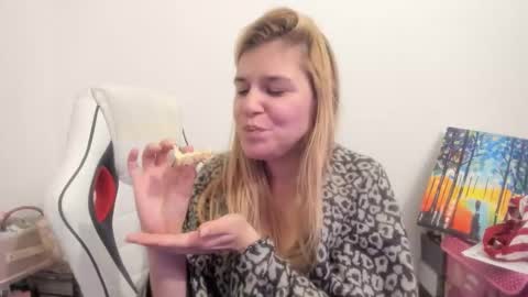 Snapshot of artsyandcraftsy_ chatting on 24, 11, 2025 MIA online show from 24, 11, 2025