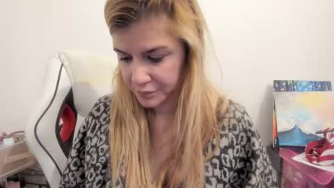 Snapshot of artsyandcraftsy_ chatting on 25, 11, 2025 MIA online show from 25, 11, 2025