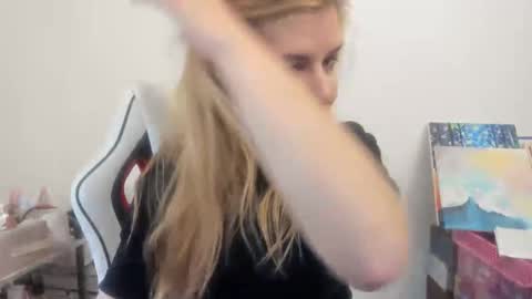 Snapshot of artsyandcraftsy_ chatting on 26, 11, 2025 MIA online show from 26, 11, 2025