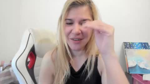 Snapshot of artsyandcraftsy_ chatting on 27, 11, 2025 MIA online show from 27, 11, 2025