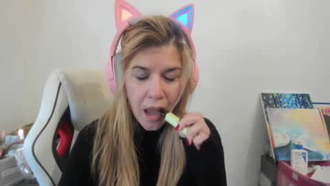 Snapshot of artsyandcraftsy_ chatting on 30, 11, 2025 MIA online show from 30, 11, 2025