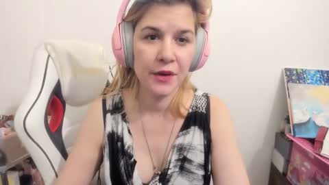 Snapshot of artsyandcraftsy_ chatting on 1, 12, 2025 MIA online show from 1, 12, 2025