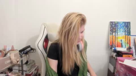 Snapshot of artsyandcraftsy_ chatting on 4, 12, 2025 MIA online show from 4, 12, 2025