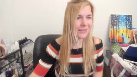 Snapshot of artsyandcraftsy_ chatting on 14, 12, 2025 MIA online show from 14, 12, 2025