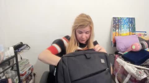 Snapshot of artsyandcraftsy_ chatting on 15, 12, 2025 MIA online show from 15, 12, 2025