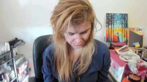 Snapshot of artsyandcraftsy_ chatting on 18, 12, 2025 MIA online show from 18, 12, 2025