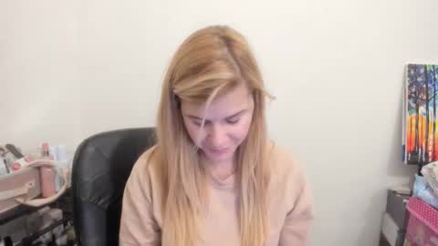 Snapshot of artsyandcraftsy_ chatting on 20, 12, 2025 MIA online show from 20, 12, 2025