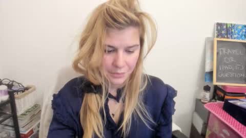 Snapshot of artsyandcraftsy_ chatting on 9, 1, 2026 MIA online show from 9, 1, 2026