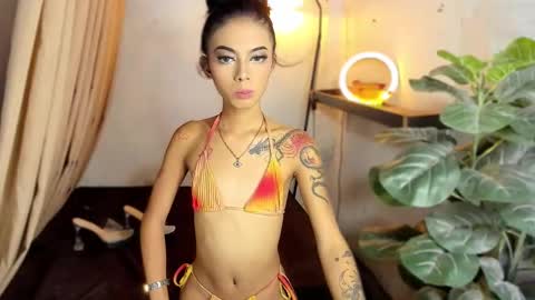 Snapshot of asianprettypetite chatting on 12, 10, 2025 CHESKA online show from 12, 10, 2025