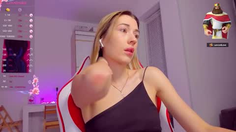 Snapshot of askcaroline chatting on 26, 9, 2025 Caroline online show from 26, 9, 2025