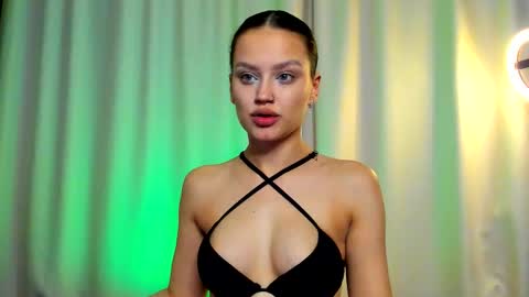 Snapshot of asstetika chatting on 25, 10, 2025 My name is Kiki Help me with thumbps up please online show from 25, 10, 2025