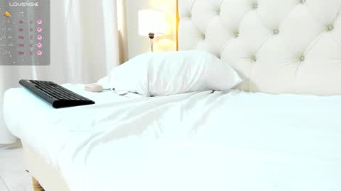 Aura sanders online show from 30, 10, 2025